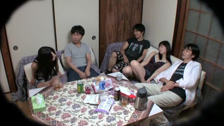 素晴らしいグループセックス動画に登場する穏やかな日本人美女