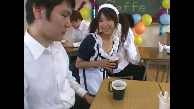 愛らしい日本人、綾木ユウ