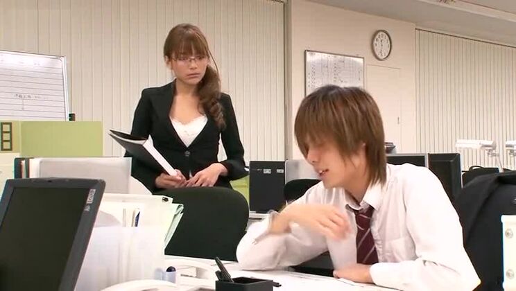 穏やかなアジア人、柚木ティナが男に顔射させる