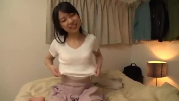 美乳のアジア系美女