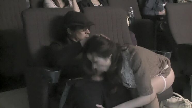 上品な日本人人妻が公共の場でフェチな夢を叶える