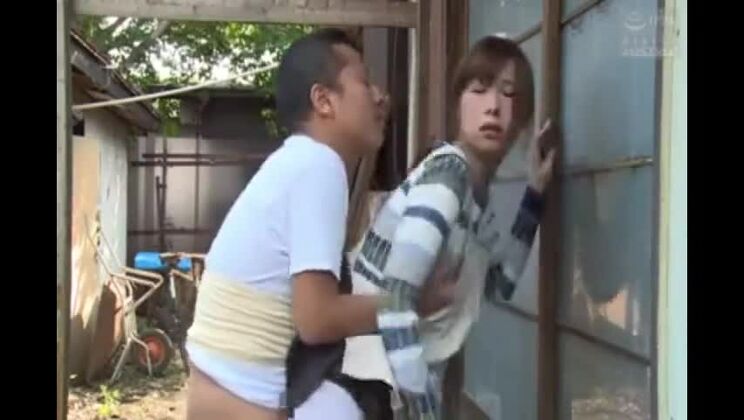 魅力的な日本人人妻が素人ポルノ動画で犯される