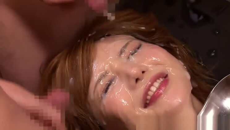 神々しいブルネットのアジア人痴女が大量のぶっかけを受ける