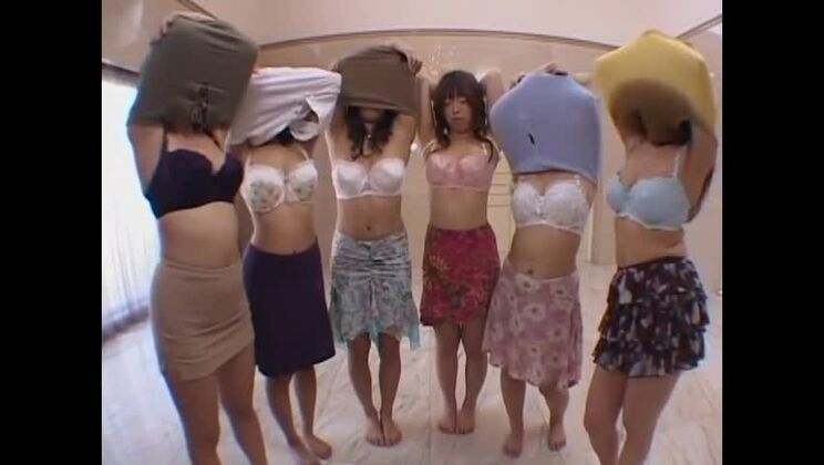 グループセックスでパフォーマンスを披露する魅力的な巨乳の日本人痴女