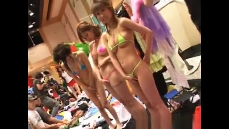 家から飛び出した、この世のものとは思えないアジアの女性