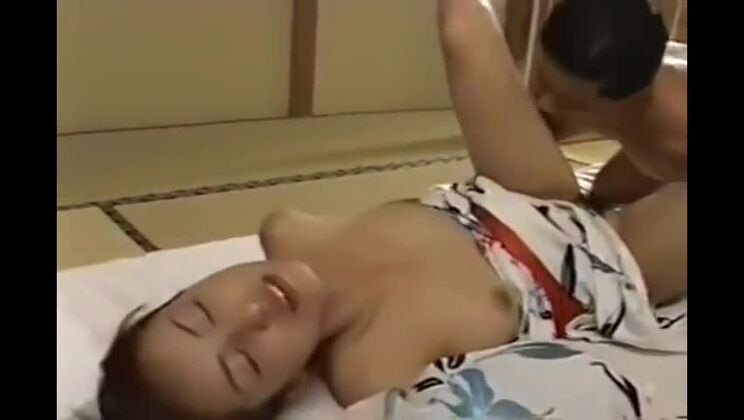 魅力的な巨乳のアジア人女性