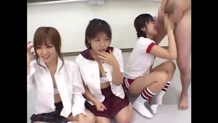 ホットなグループセックスに登場する、愛らしい平胸の東洋人女