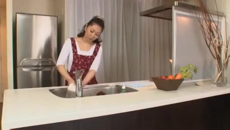 キュートで巨乳な日本人娘