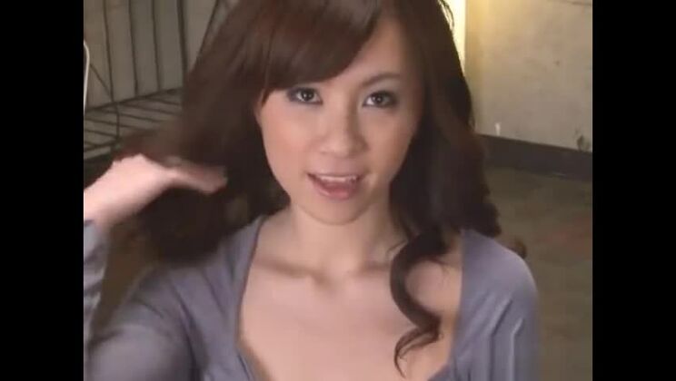 ワイルドな輪姦XXXシーンに出演する可愛いアジアの女