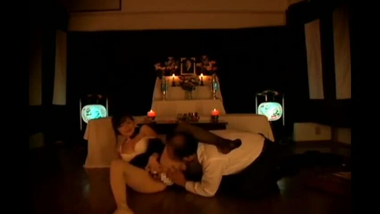 変態ポルノ動画に登場する素敵な日本人人妻