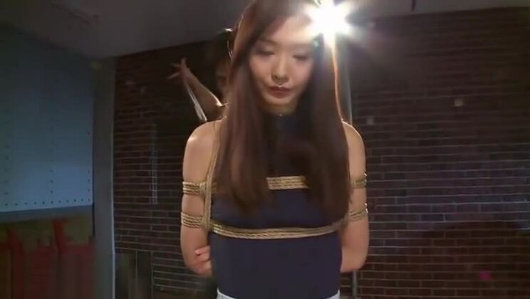 美しいフェチセックス動画に登場する愛らしい日本人娘