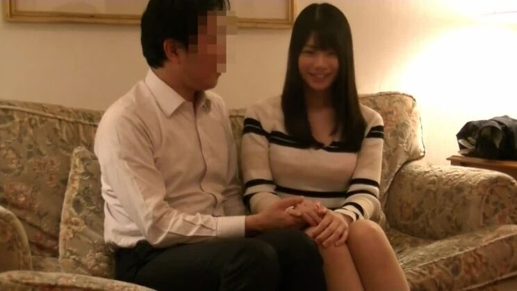 驚くべき放尿セックスビデオに登場する、眩しいほど巨乳のアジア人女