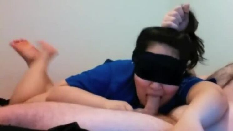 誘惑的なぽっちゃりアジアの痴女が激しいディープスロートファック