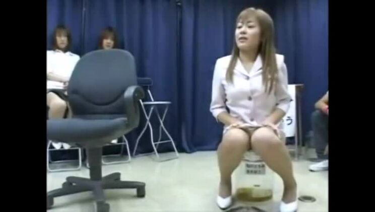 素晴らしい放尿セックス動画に登場する愛らしい東洋の娼婦