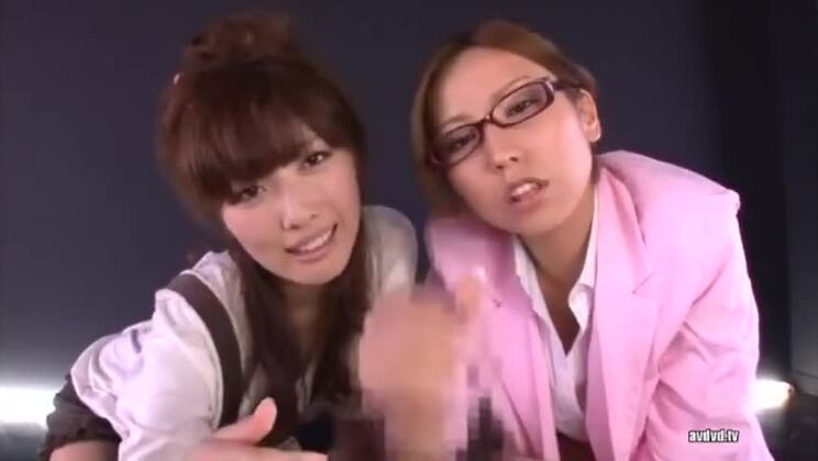 美しいフェチセックス動画に登場する可憐なアジア人女性