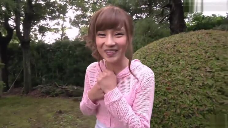 屋外での甘いアジア人、安城アンナ