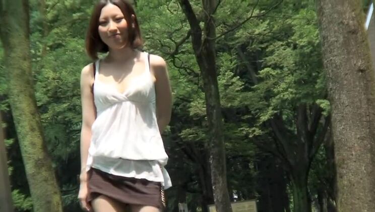 公共の場で信じられないほどの素人セックスをする天国のような東洋の女