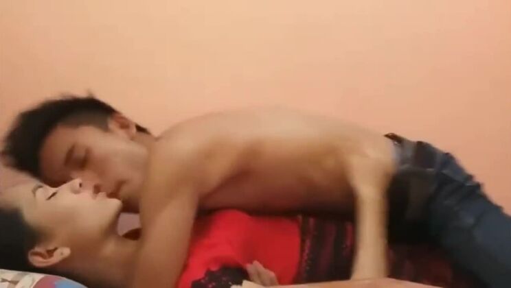 穏やかな茶髪のアジア人娼婦が繰り広げる素晴らしいハードコアセックス