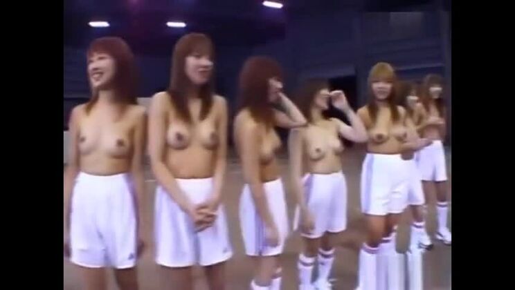 無防備なアジア系美女が愛の穴に指を挿入