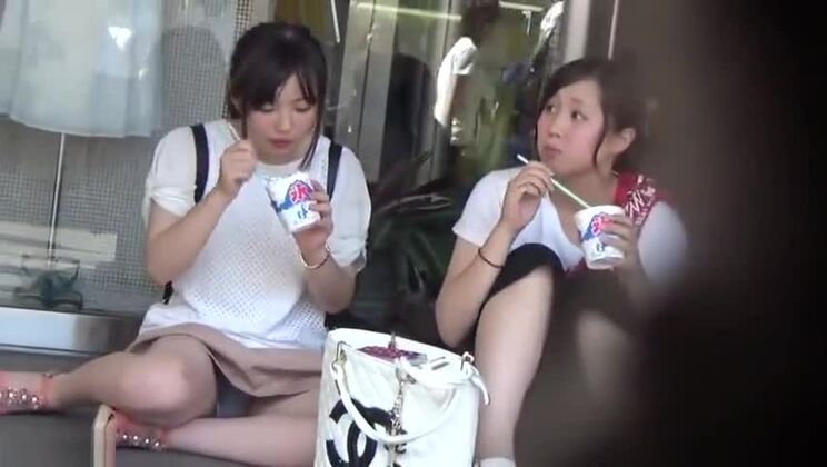 公共の場で楽しむ、魅力的な東洋の女