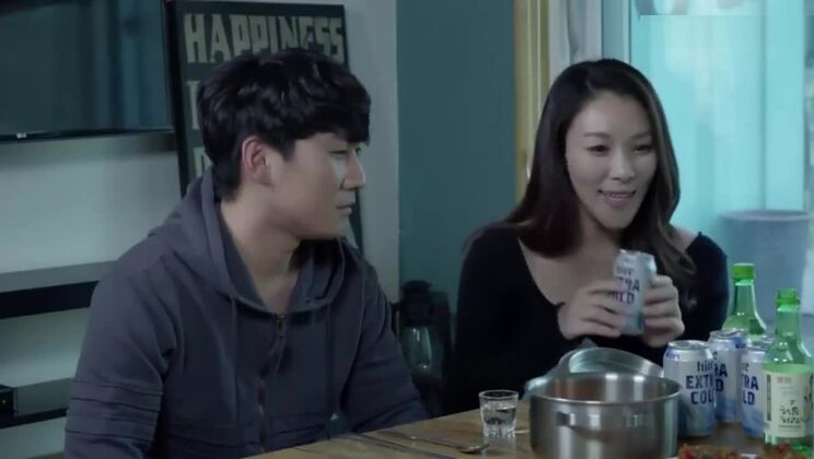 美しいフェチセックスビデオに登場する、挑発的なアジアの女