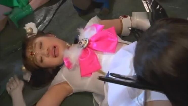 魅力的な東洋の女がコスプレXXX映画に出演