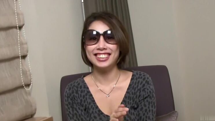 狂ったハードコアシーンに登場するゴージャスな日本人女