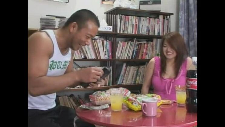 本物のハードコア動画に登場する素晴らしい巨乳の日本人娼婦