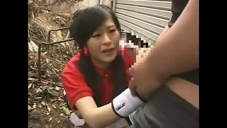 リアルなハードファック動画に登場するキュートな色黒のアジア人女