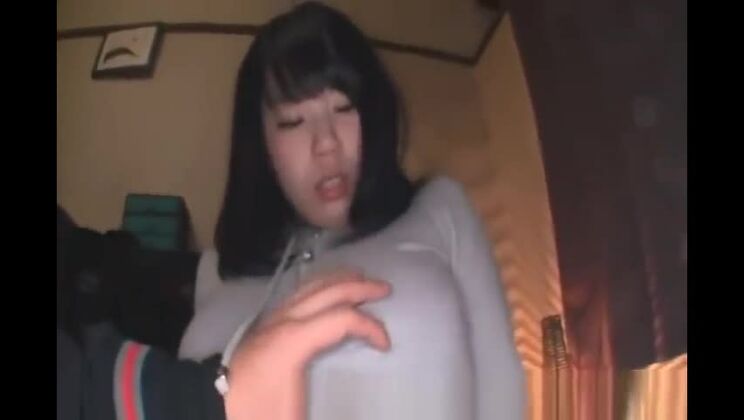 見事な巨乳の東洋の女性