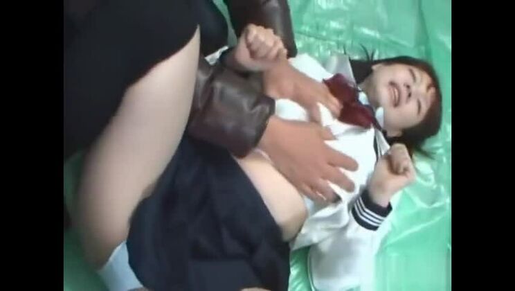 激しく犯される甘いアジア人女性