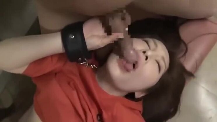 愛らしい赤毛の日本人娼婦が公共の場で輪姦される