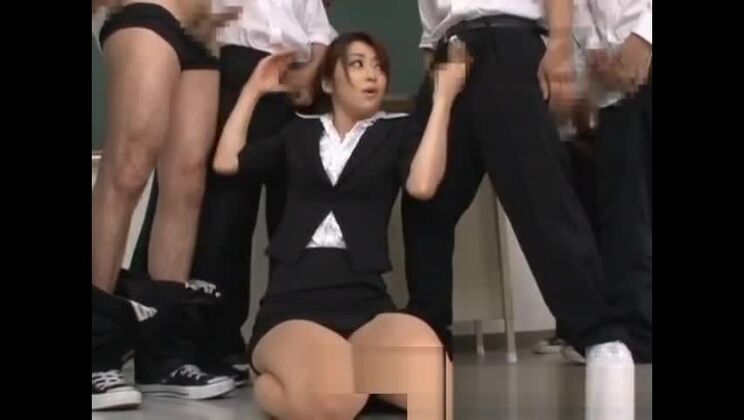 変態セックス映画に登場する美貌の毛深いアジア人痴女