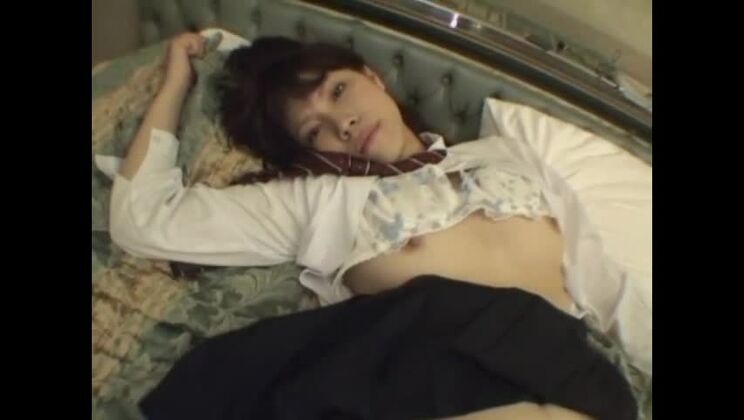 愛らしい日本人娘が指で弄られる