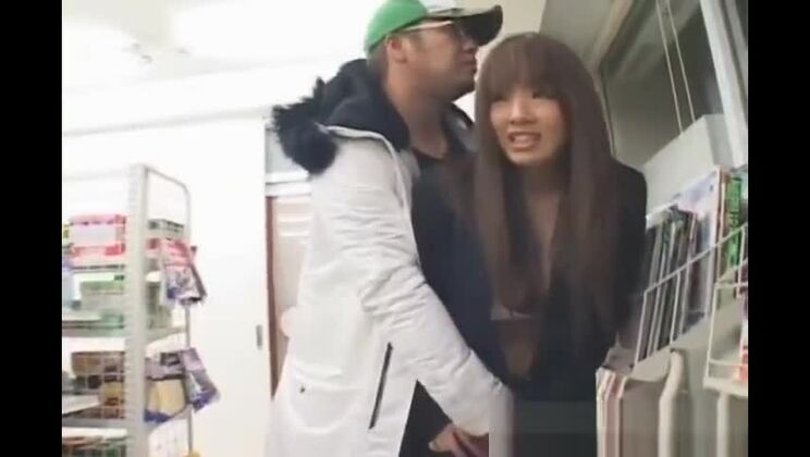 異人種間ポルノ動画に出演する可愛い日本人娼婦