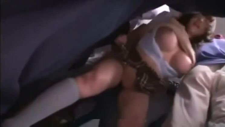 公共の場での素人ポルノに登場する刺激的な巨乳の日本人女