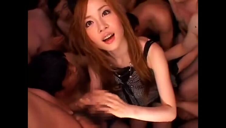 衝撃的な集団セックスに登場する素晴らしいアジア人娼婦