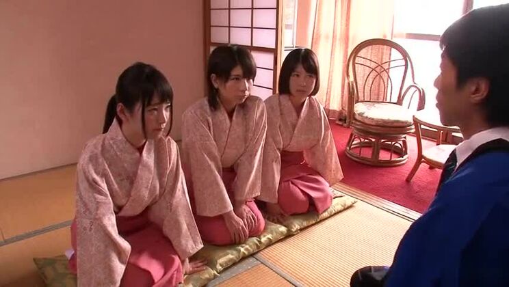 指で弄ばれる魅惑的な日本人女性