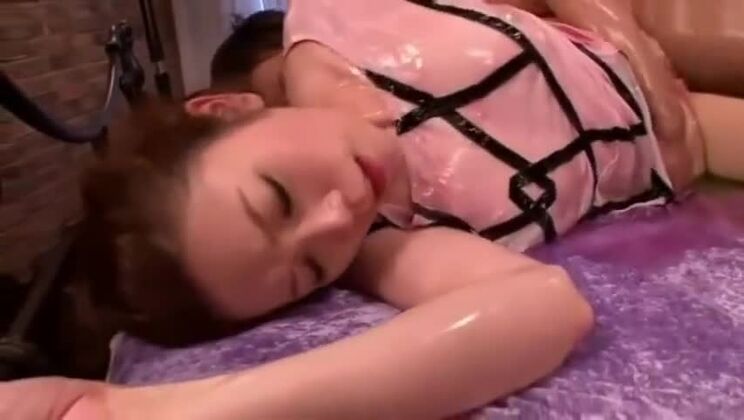 信じられないほどの巨乳アジア人娼婦