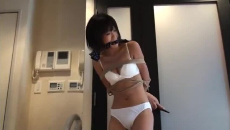 美貌のアジア人女が熱いフェチプレイを楽しむ