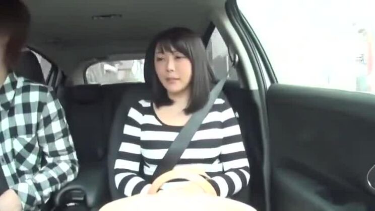 魅力的な東洋の痴女がぶっかけプレイを披露