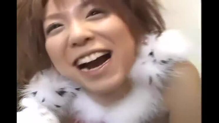 ホットなランジェリーポルノ動画に登場する信じられないほど巨乳の日本人、アヤナ・キョウコ