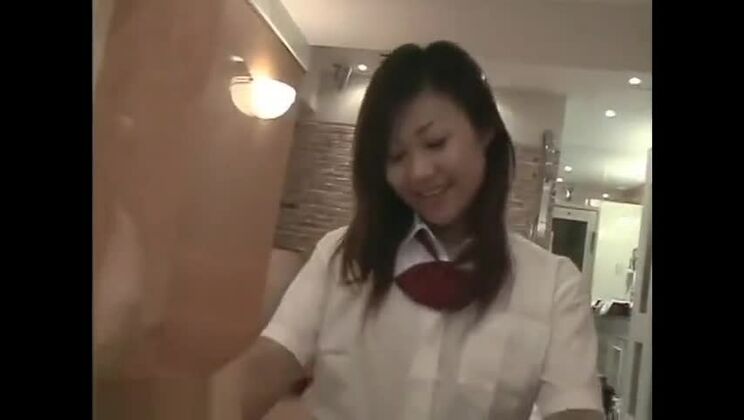 愛らしい日本人女が珍しいフェチ体験を味わう