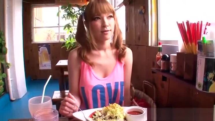 この世のものとは思えない平胸のアジア人娼婦がビーチで激しく犯される