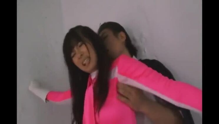 フェティッシュなセックス動画に出演する魅力的な日本人ビッチ