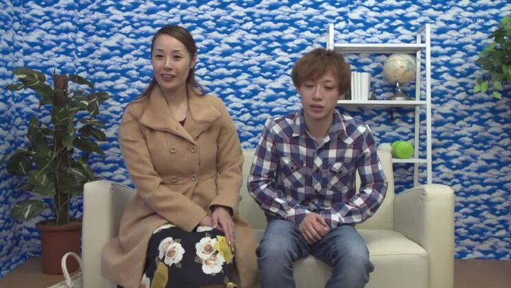 精液シャワーを浴びる愛らしい日本人女