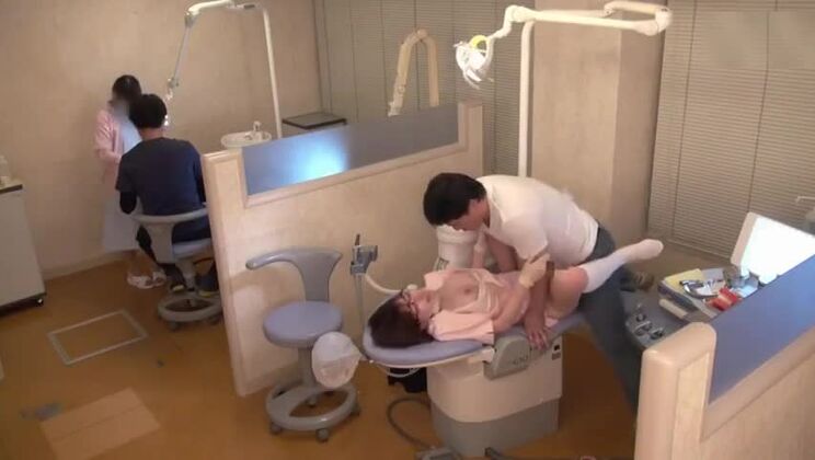 美しいアジアの女が熱いぶっかけを受ける