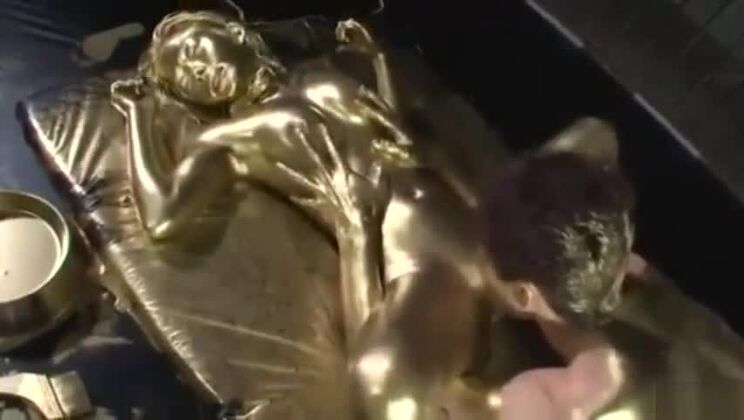 婦 魅力的な日本人ハジーが精液シャワーを浴びる