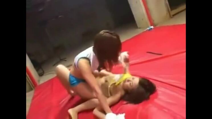 うめき声を上げるママがからかわれます