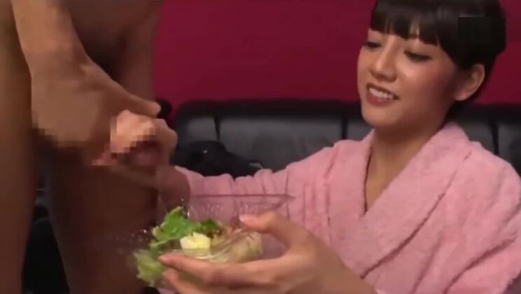 大量の顔射を受ける甘美な東洋の女